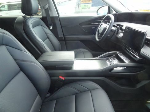 Used 2026 Lincoln Nautilus Premier image 9