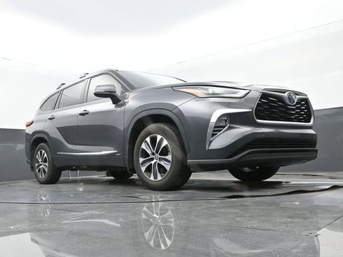 Used 2023 Toyota Highlander XLE AWD/4WD image 28