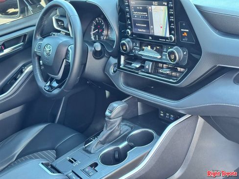 Used 2022 Toyota Highlander XSE FWD image 12