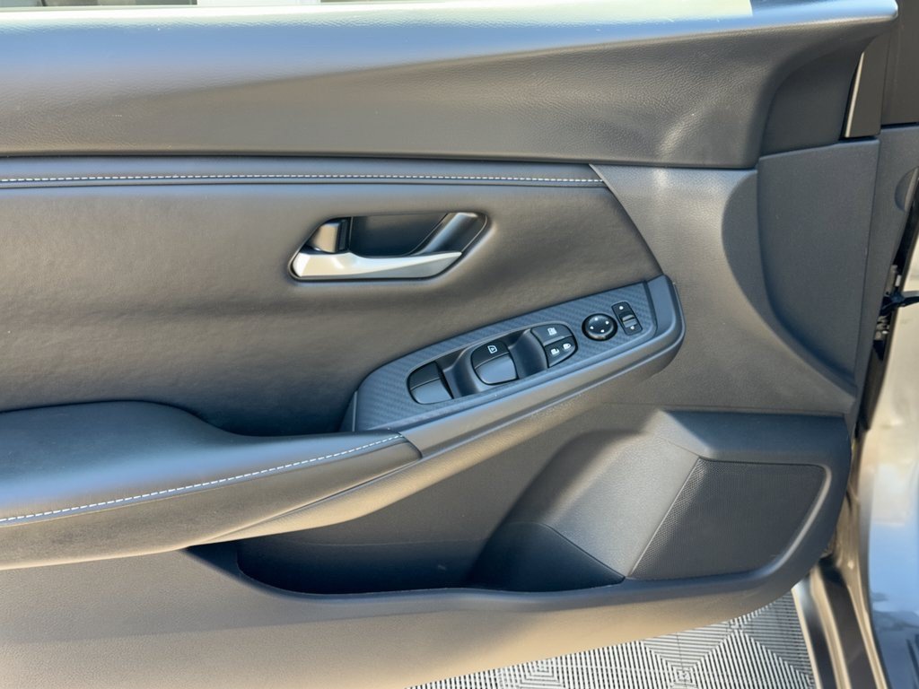 Used 2025 Nissan Sentra SV FWD image 14