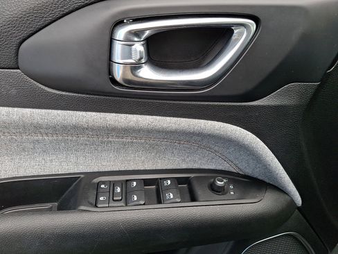 Used 2022 Jeep Compass Latitude image 12