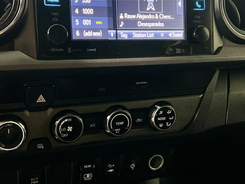 Used 2018 Toyota Tacoma TRD Sport AWD/4WD image 26