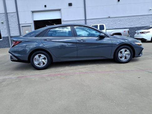 New 2026 Hyundai Elantra SE FWD image 2