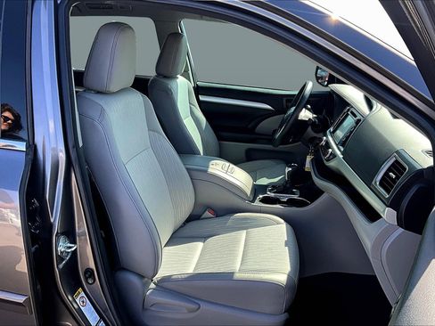 Used 2018 Toyota Highlander LE image 7