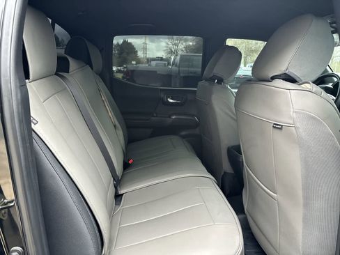 Used 2020 Toyota Tacoma TRD Off-Road w/ Technology Package image 7