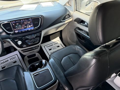Used 2022 Chrysler Pacifica Touring-L FWD image 18