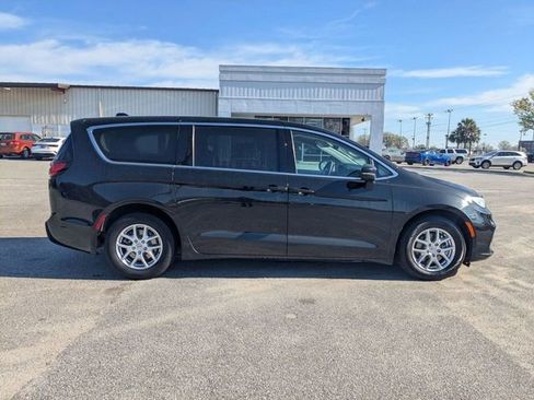 Used 2023 Chrysler Pacifica Touring-L image 10