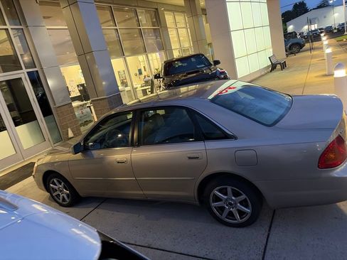Used 2000 Toyota Avalon XLS w/ Option Pkg 7 FWD image 7
