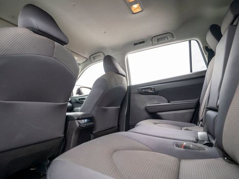 Used 2023 Toyota Highlander L image 29