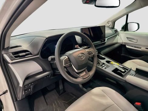Certified 2026 Toyota Sienna XLE AWD/4WD image 8