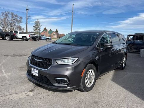 Used 2023 Chrysler Pacifica Touring-L FWD image 3