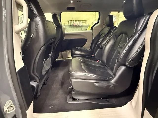 Used 2022 Chrysler Pacifica Touring-L FWD image 22