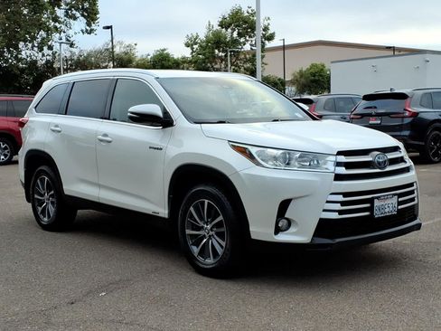Used 2019 Toyota Highlander XLE AWD/4WD image 3