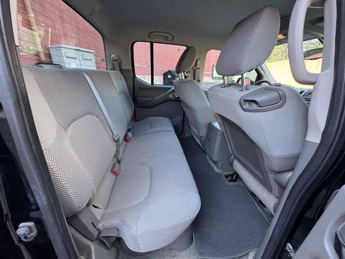 Used 2011 Nissan Frontier SV w/ SV Premium Utility Pkg AWD/4WD image 11