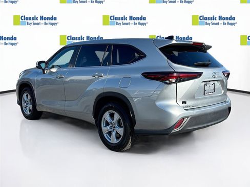 Used 2024 Toyota Highlander LE image 5
