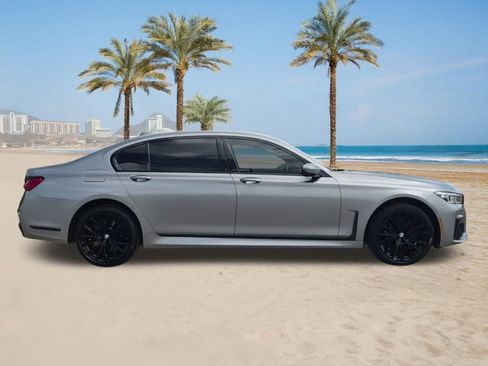 Used 2022 BMW 740i w/ M Sport Package RWD image 9