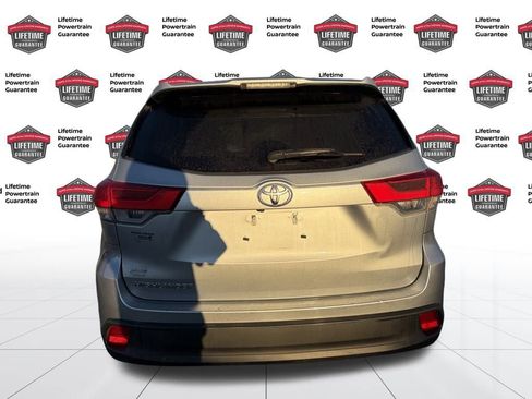 Used 2017 Toyota Highlander LE image 4