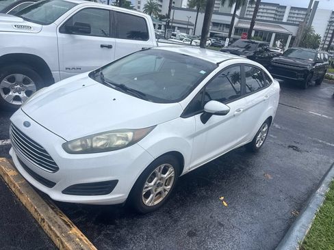 Used 2016 Ford Fiesta SE FWD image 1