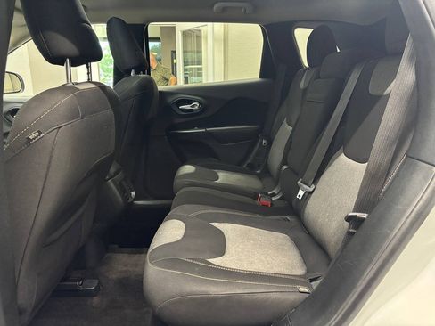 Used 2016 Jeep Cherokee Sport FWD image 17