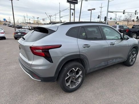 Used 2025 Chevrolet Trax LT w/ LT Convenience Package image 15