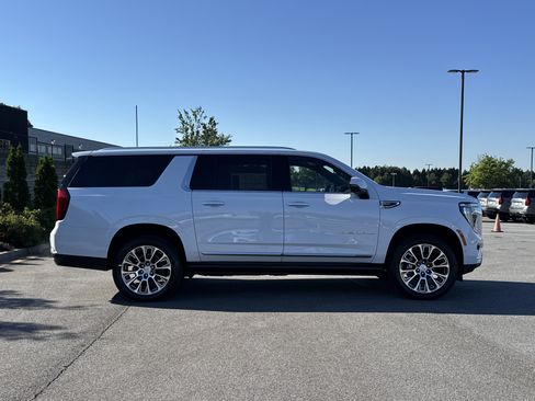 New 2026 GMC Yukon XL Denali w/ Sun & Power Step Package AWD/4WD image 11