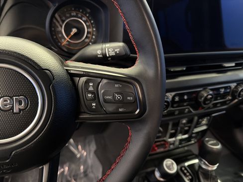 Used 2024 Jeep Gladiator Rubicon w/ Technology Group image 17