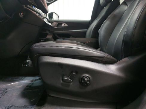 Used 2025 Chrysler Pacifica Select image 31