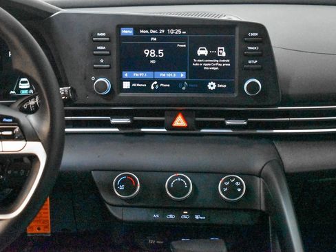 Used 2023 Hyundai Elantra SE w/ Preferred Accessory Package image 14