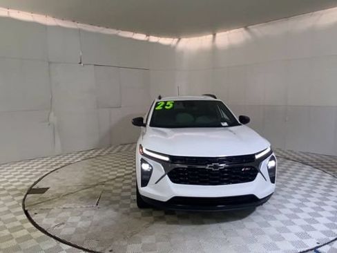 Used 2025 Chevrolet Trax RS FWD image 6