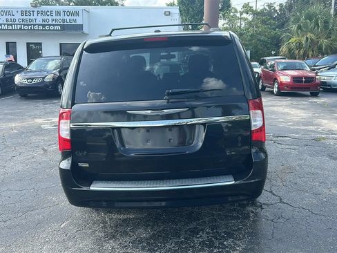 Used 2014 Chrysler Town & Country Touring FWD image 7