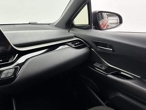 Used 2019 Toyota C-HR XLE image 27