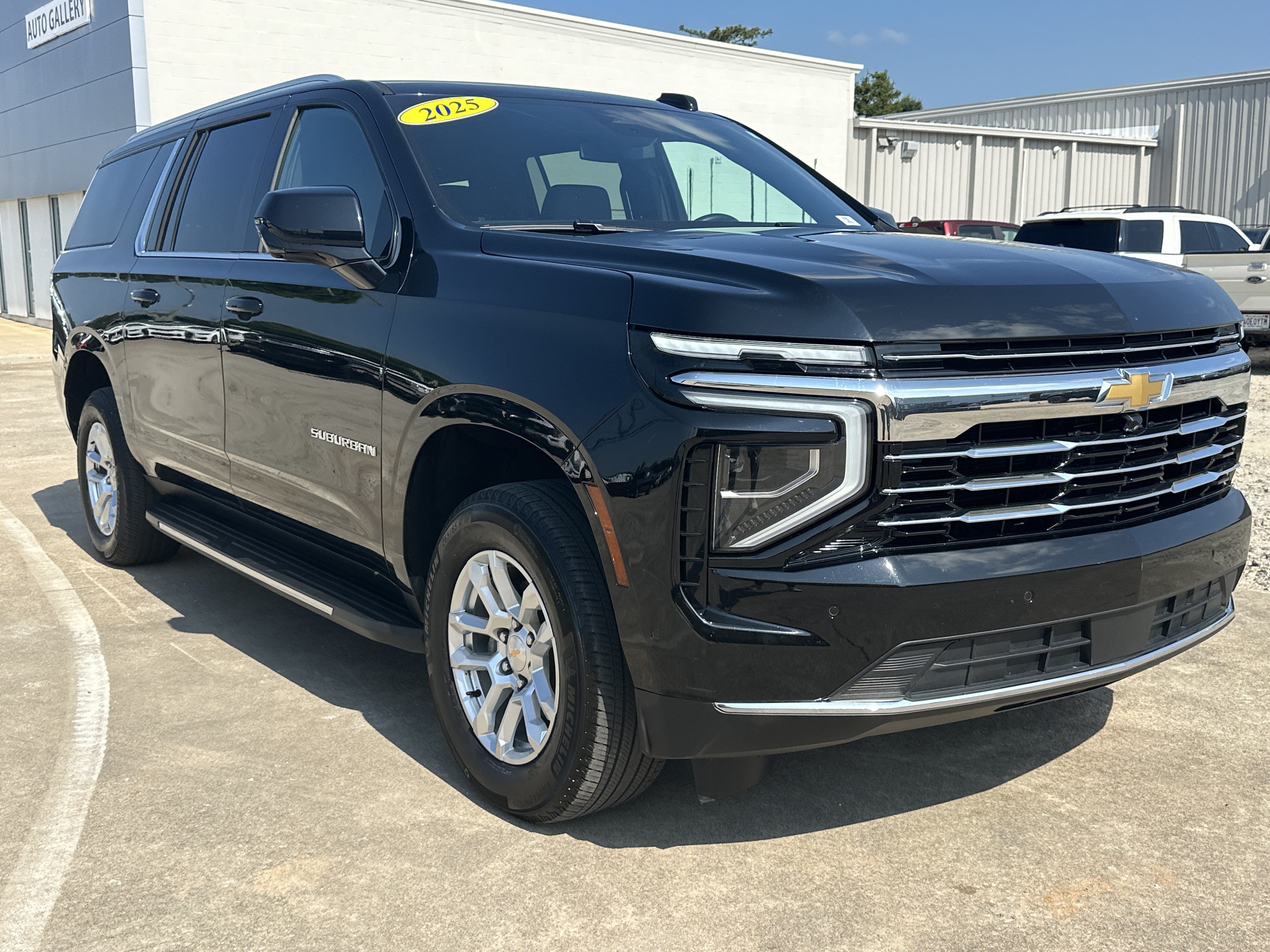 Certified 2025 Chevrolet Suburban LT RWD image 3