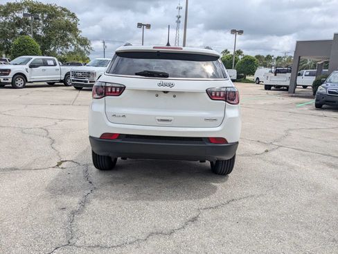 Used 2024 Jeep Compass Latitude AWD/4WD image 5