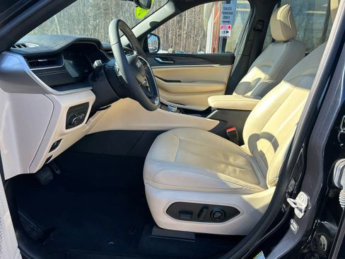 Used 2023 Jeep Grand Cherokee Limited image 20