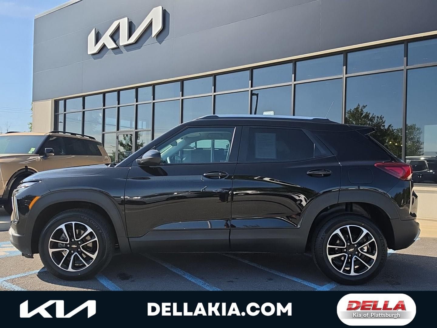 Used 2025 Chevrolet TrailBlazer LT w/ Driver Confidence Package AWD/4WD image 2