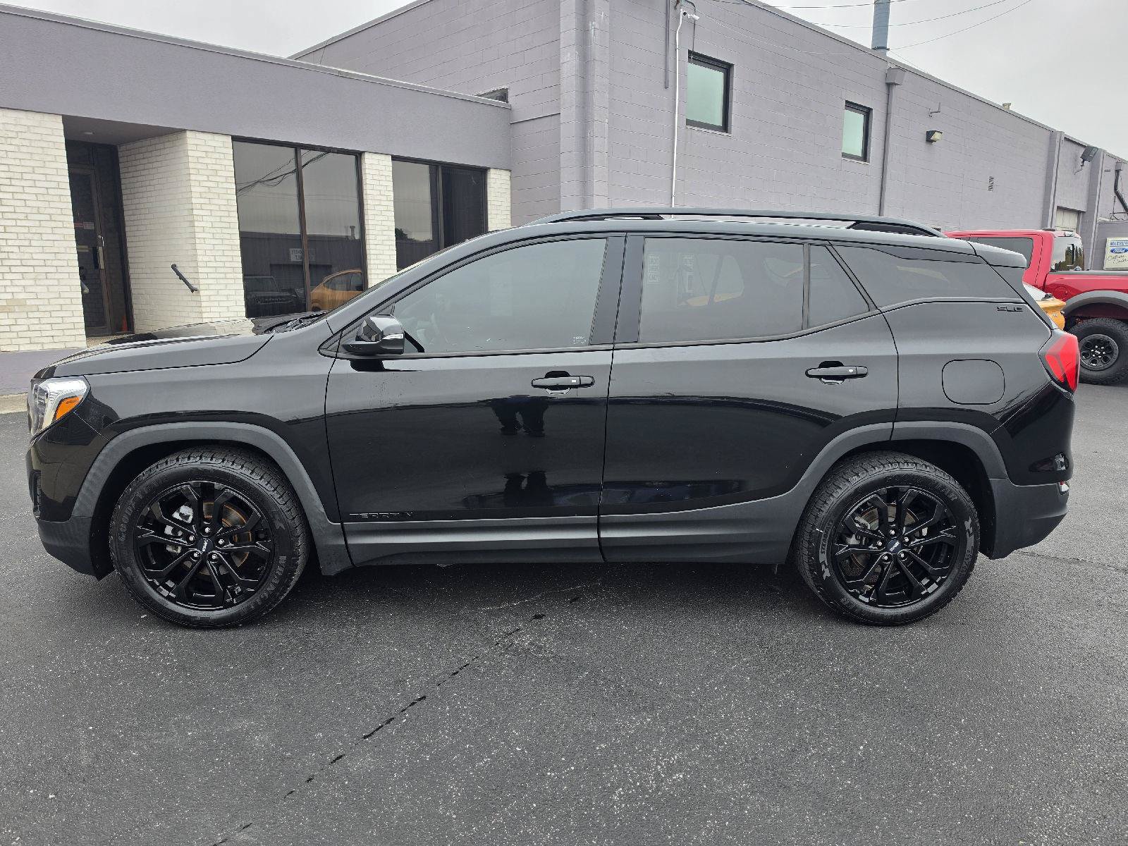 Used 2020 GMC Terrain SLE w/ Driver Convenience Package FWD image 2