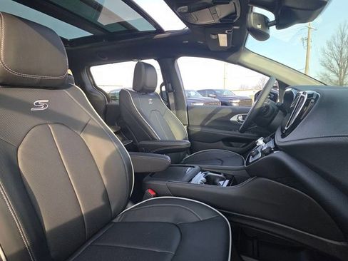 New 2026 Chrysler Pacifica Limited w/ S Appearance Package image 12