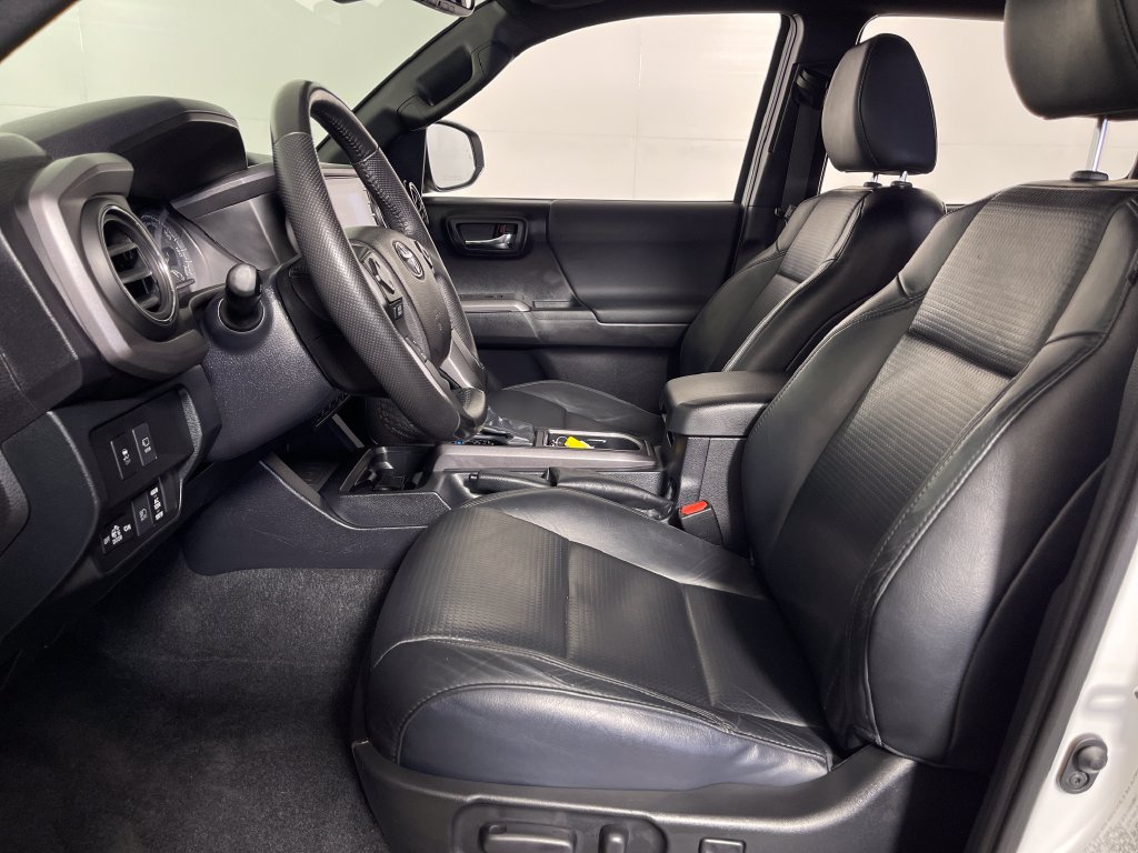 Used 2020 Toyota Tacoma TRD Sport w/ TRD Premium Sport Package AWD/4WD image 12