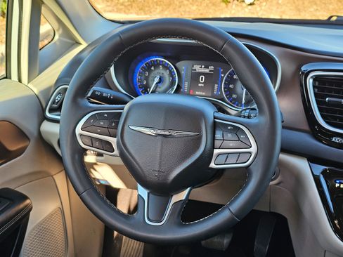 Used 2022 Chrysler Voyager LX image 21