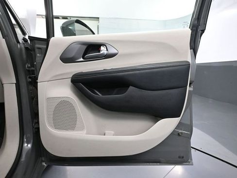 Used 2022 Chrysler Pacifica Touring-L image 48