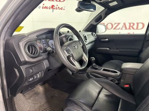 Used 2022 Toyota Tacoma TRD Off-Road image 12