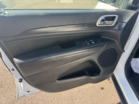 Used 2020 Jeep Grand Cherokee Laredo AWD/4WD image 20