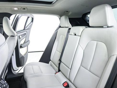 Certified 2025 Volvo XC40 B5 Plus w/ Protection Package Premier image 21