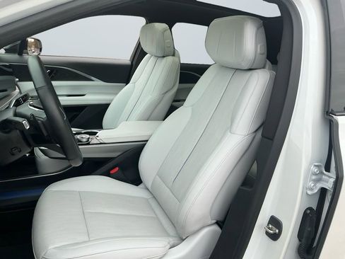 Used 2024 Cadillac Lyriq Luxury image 9