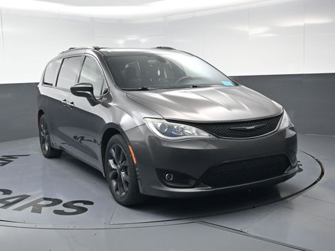 Used 2018 Chrysler Pacifica Touring-L Plus w/ S Appearance Package image 3