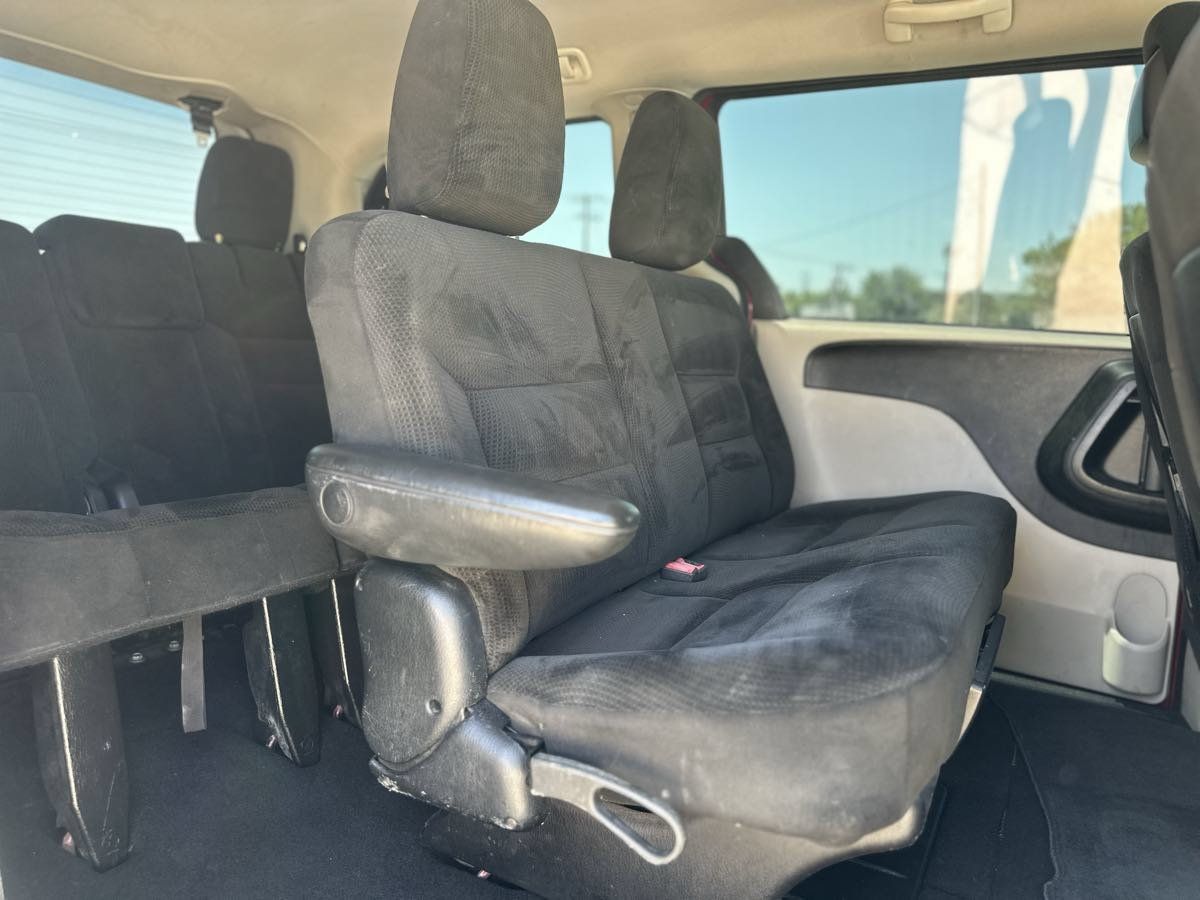 Used 2016 Dodge Grand Caravan American Value Package w/ UConnect Hands-Free Group FWD image 12