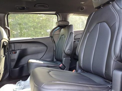 New 2026 Chrysler Pacifica Select image 10