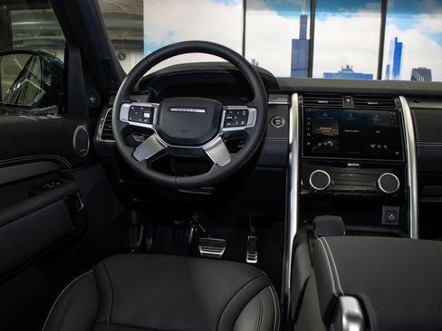 Certified 2025 Land Rover Discovery Dynamic SE image 17