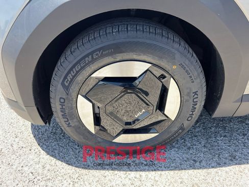 Used 2024 Kia EV9 Light Long Range RWD image 12
