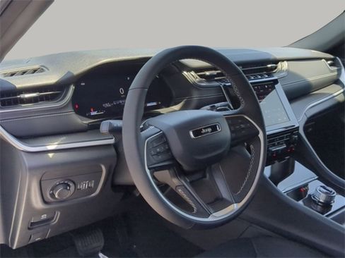 Used 2025 Jeep Grand Cherokee Laredo X w/ Luxury Tech Group I image 10